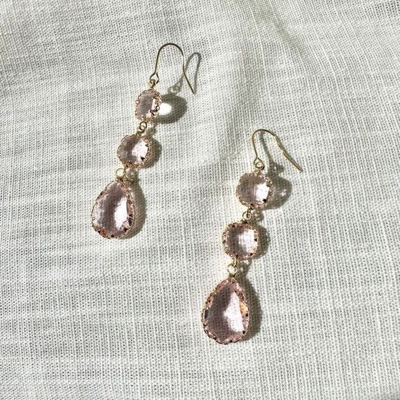 Light pink crystal cut dangle earrings - Picture 1 of 5